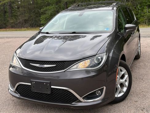 Used 2017 Chrysler Pacifica Touring-L w/ Tire & Wheel Group FWD image 49