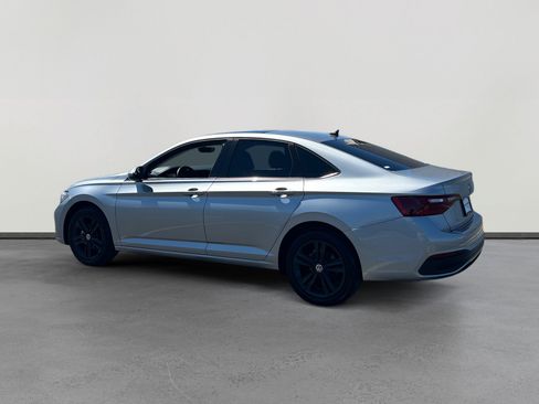 Used 2023 Volkswagen Jetta SE w/ Panoramic Sunroof Package FWD image 3