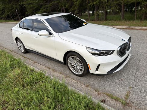 Used 2024 BMW 530i w/ Convenience Package RWD image 2