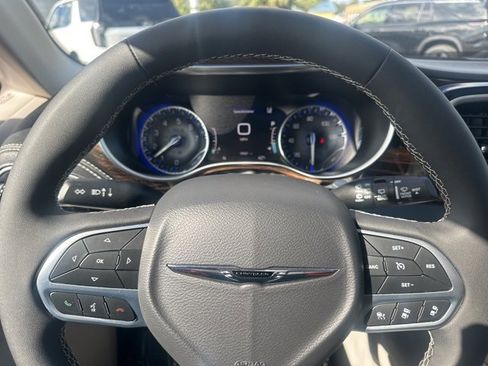 Used 2024 Chrysler Pacifica Limited image 15