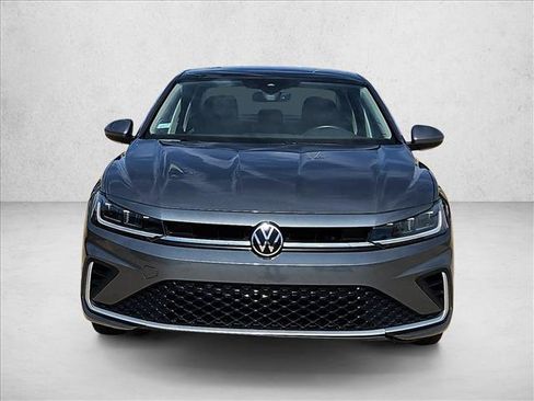 Used 2025 Volkswagen Jetta SE FWD image 2