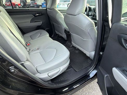 Used 2022 Toyota Highlander XLE FWD image 18