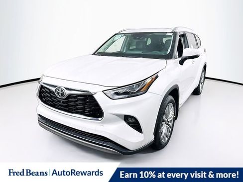New 2026 Toyota Highlander Platinum image 4