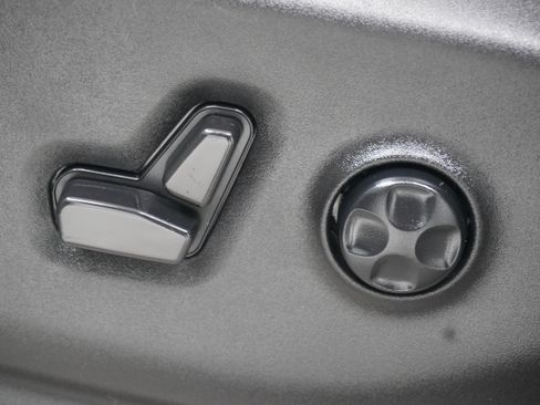 Used 2023 Chrysler Pacifica Touring-L FWD image 16