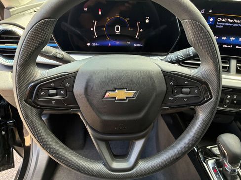 Used 2025 Chevrolet Trax LT image 27