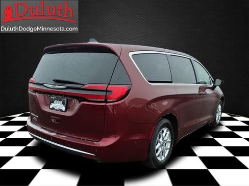 Used 2023 Chrysler Pacifica Touring-L image 5