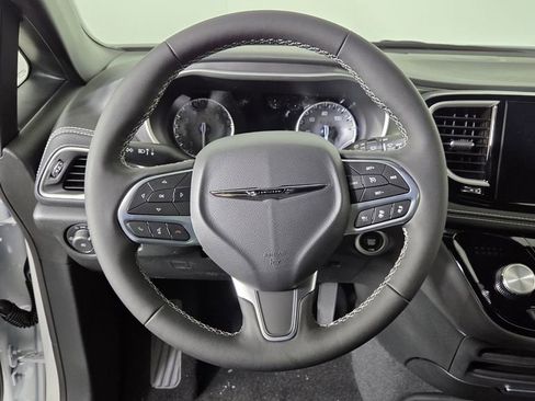 New 2026 Chrysler Pacifica Select image 17