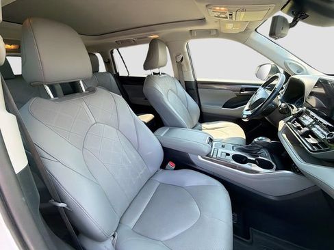 Used 2021 Toyota Highlander Platinum AWD/4WD image 29