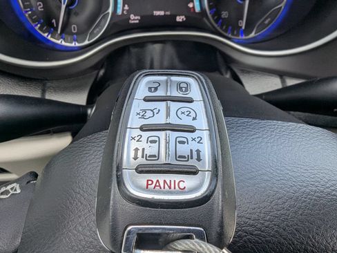 Used 2023 Chrysler Pacifica Touring-L FWD image 24