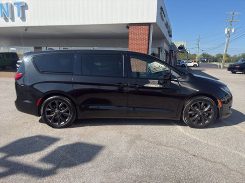 Used 2020 Chrysler Pacifica Touring w/ S Appearance Package FWD image 4
