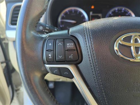 Used 2019 Toyota Highlander XLE FWD image 13