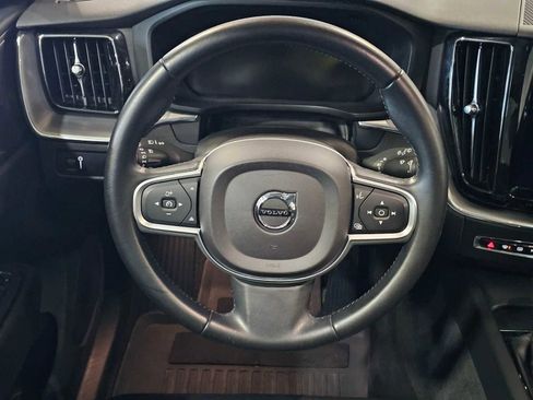 Used 2019 Volvo XC60 T5 Momentum w/ Multimedia Package image 21