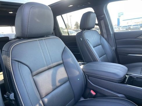 Used 2025 Chevrolet Traverse High Country image 13
