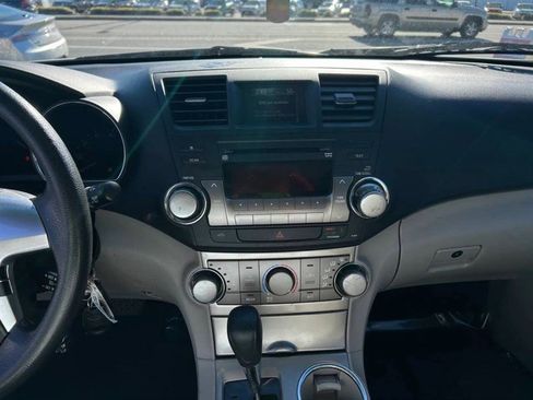 Used 2011 Toyota Highlander SE w/ Tech Pkg image 11