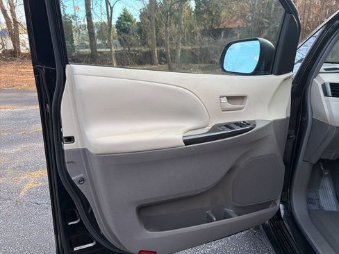 Used 2011 Toyota Sienna LE FWD image 16