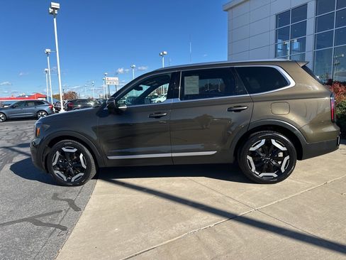 Used 2024 Kia Telluride EX w/ EX Captain's Chair Package image 8