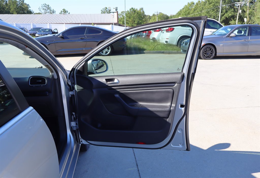 Used 2010 Volkswagen Jetta TDI FWD image 27