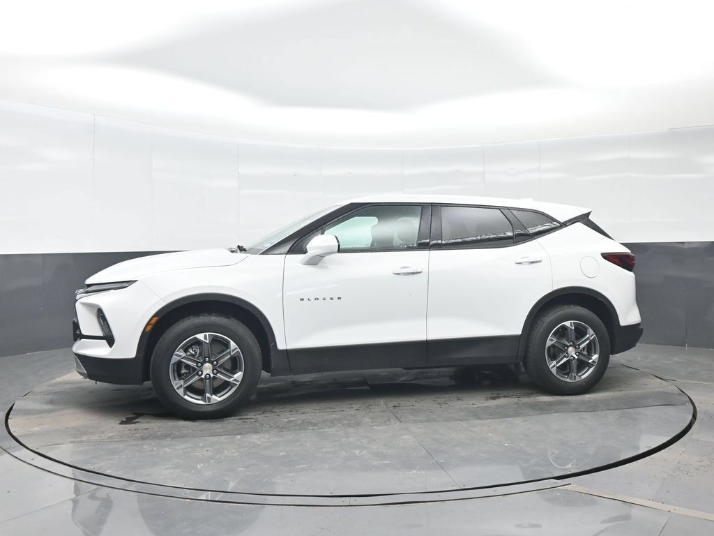 Used 2025 Chevrolet Blazer LT FWD image 3