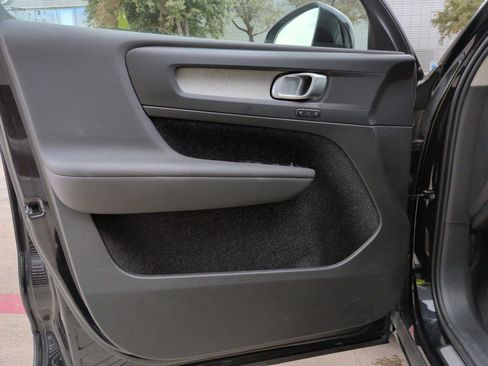 Used 2025 Volvo XC40 B5 Core image 14