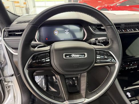 Used 2022 Jeep Grand Cherokee Overland AWD/4WD image 24
