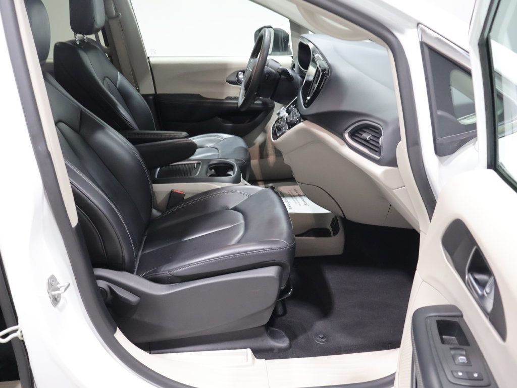 Used 2023 Chrysler Pacifica Touring-L FWD image 20