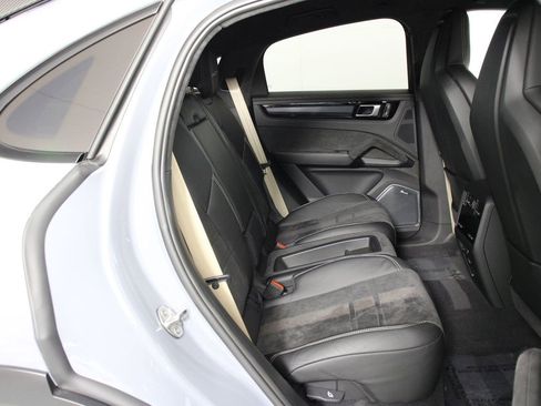 Certified 2023 Porsche Cayenne Turbo GT AWD/4WD image 31