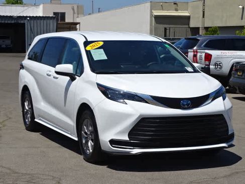 Used 2025 Toyota Sienna LE AWD/4WD image 2