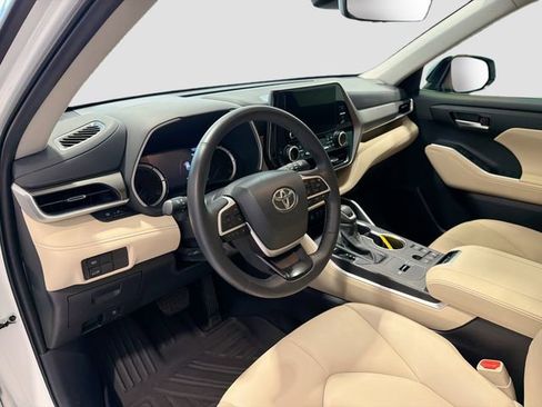 Certified 2024 Toyota Highlander XLE AWD/4WD image 8