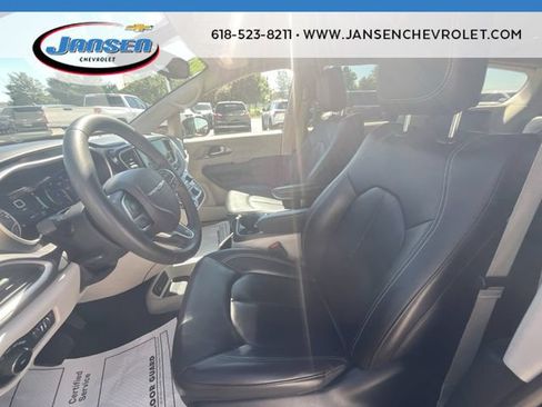 Used 2023 Chrysler Pacifica Touring-L FWD image 18