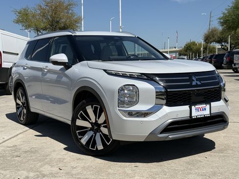 Used 2025 Mitsubishi Outlander SEL image 2