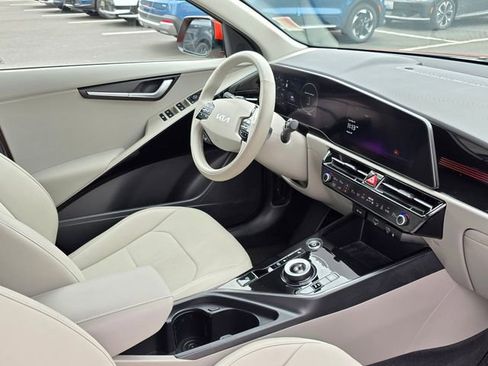 Certified 2023 Kia Niro Wind w/ Wind Preserve Package FWD image 12