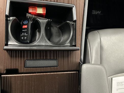 Used 2022 Toyota Sienna XLE image 35