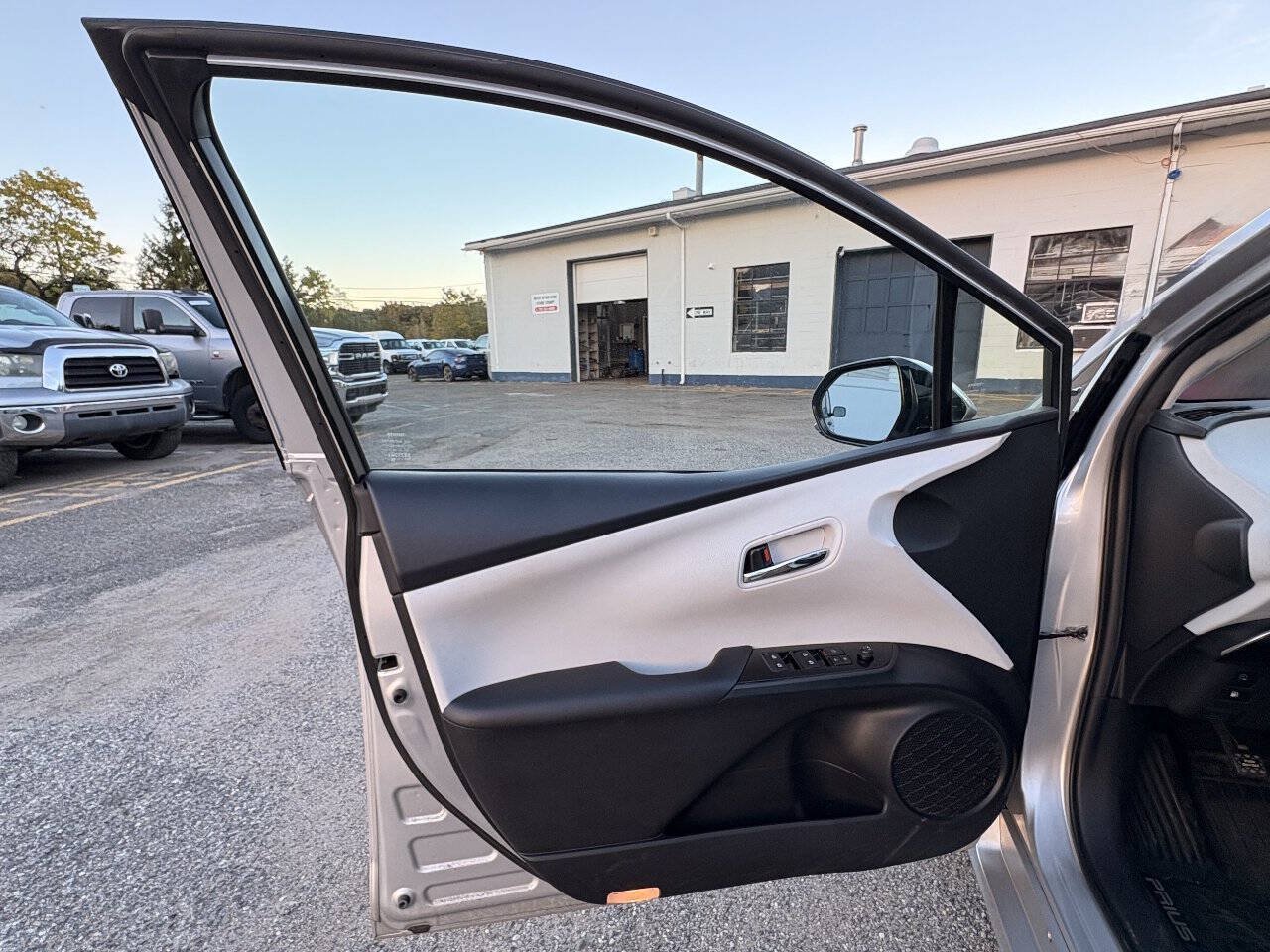 Used 2017 Toyota Prius Prime Plus FWD image 12