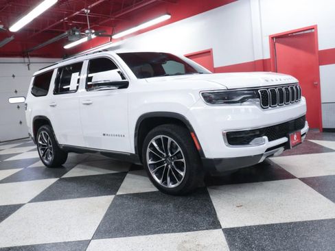 Used 2022 Jeep Wagoneer Series III w/ Premium Group I RWD image 2