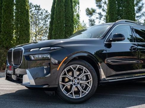 Used 2023 BMW X7 xDrive40i w/ Parking Assistance Package AWD/4WD image 3