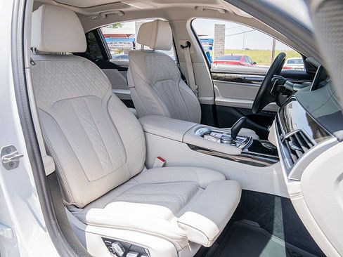 Used 2022 BMW 740i w/ Luxury Rear Seating Package RWD image 21