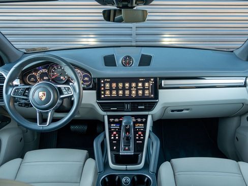 Certified 2023 Porsche Cayenne Platinum Edition image 23