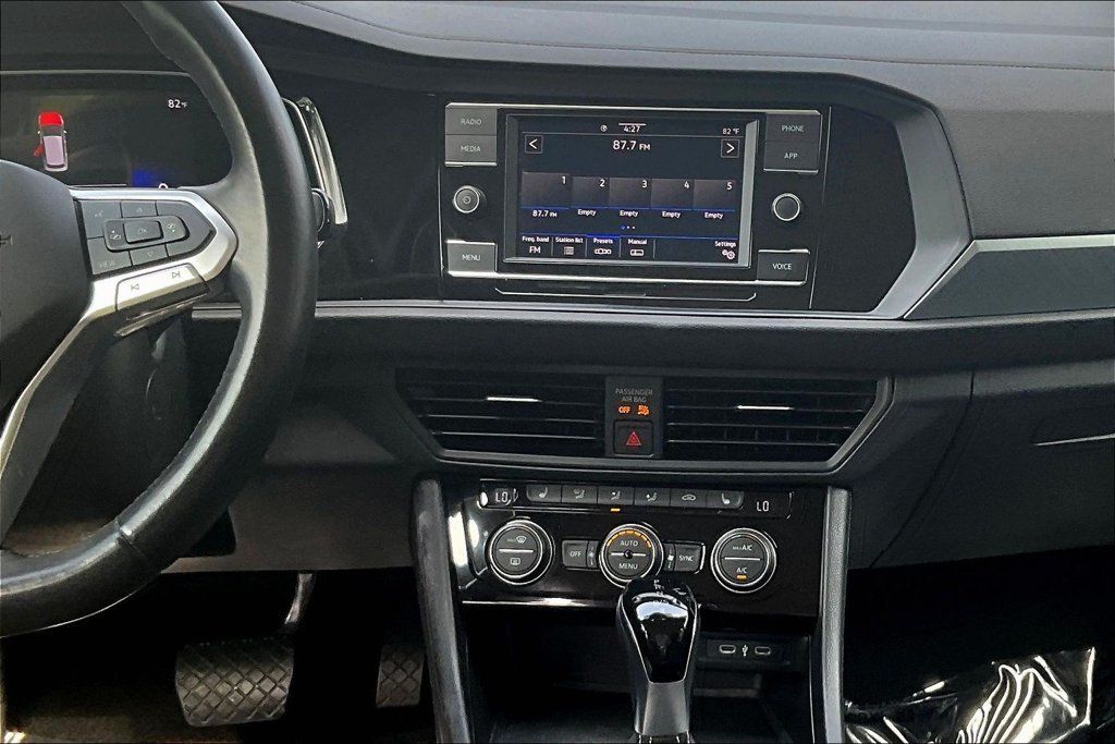Used 2024 Volkswagen Jetta SE FWD image 9