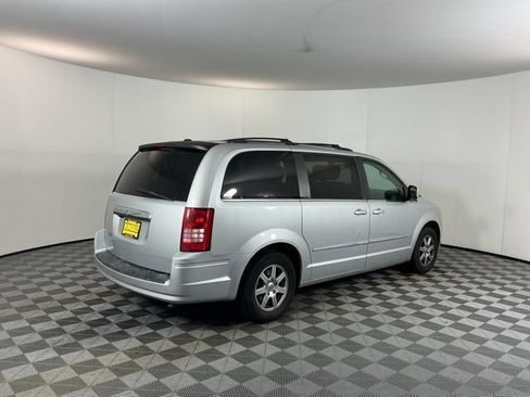 Used 2008 Chrysler Town & Country Touring FWD image 5