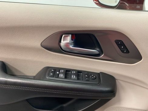 Used 2018 Chrysler Pacifica Limited FWD image 19