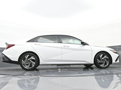 Certified 2025 Hyundai Elantra Sport image 36