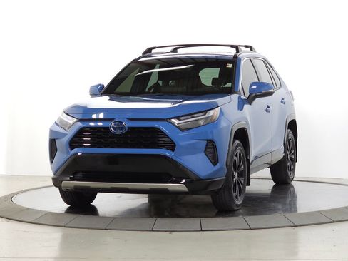 Used 2023 Toyota RAV4 SE w/ Convenience Package AWD/4WD image 4