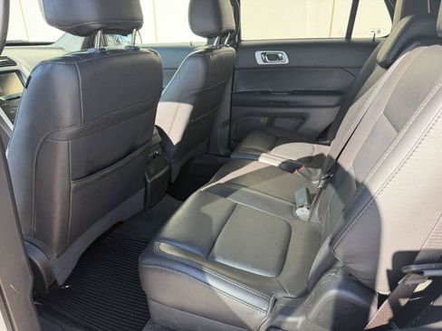 Used 2014 Ford Explorer XLT w/ Equipment Group 202A AWD/4WD image 21