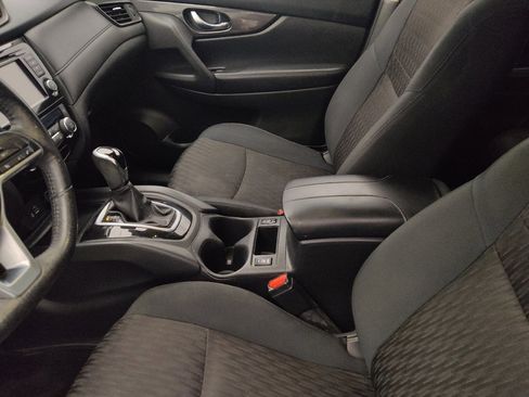 Used 2019 Nissan Rogue SV image 17