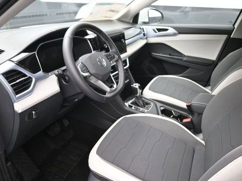 New 2026 Volkswagen Taos SE image 18