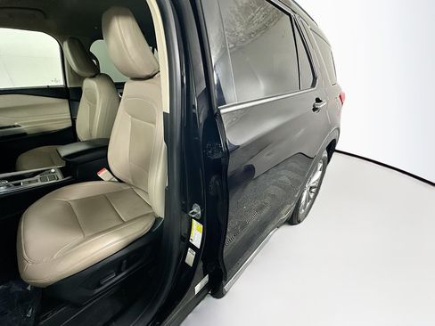 Used 2022 Ford Explorer Limited w/ Equipment Group 301A RWD image 12
