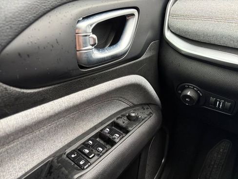 Used 2024 Jeep Compass Latitude image 4