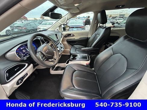 Used 2024 Chrysler Pacifica Touring-L image 10