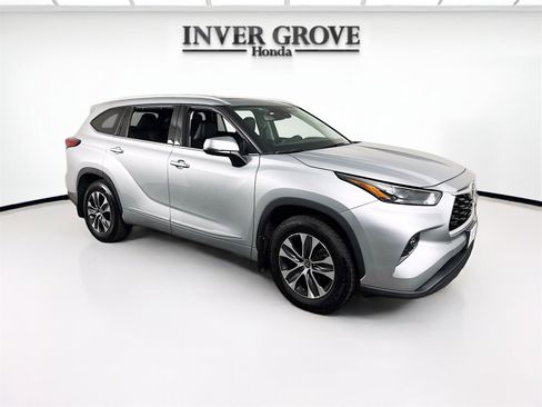 Used 2022 Toyota Highlander XLE image 3