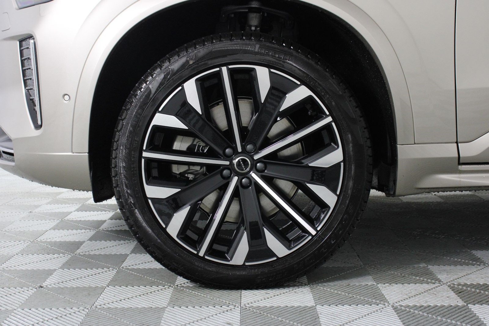 New 2026 Volvo XC90 T8 Plus w/ Protection Package Premier AWD/4WD image 13
